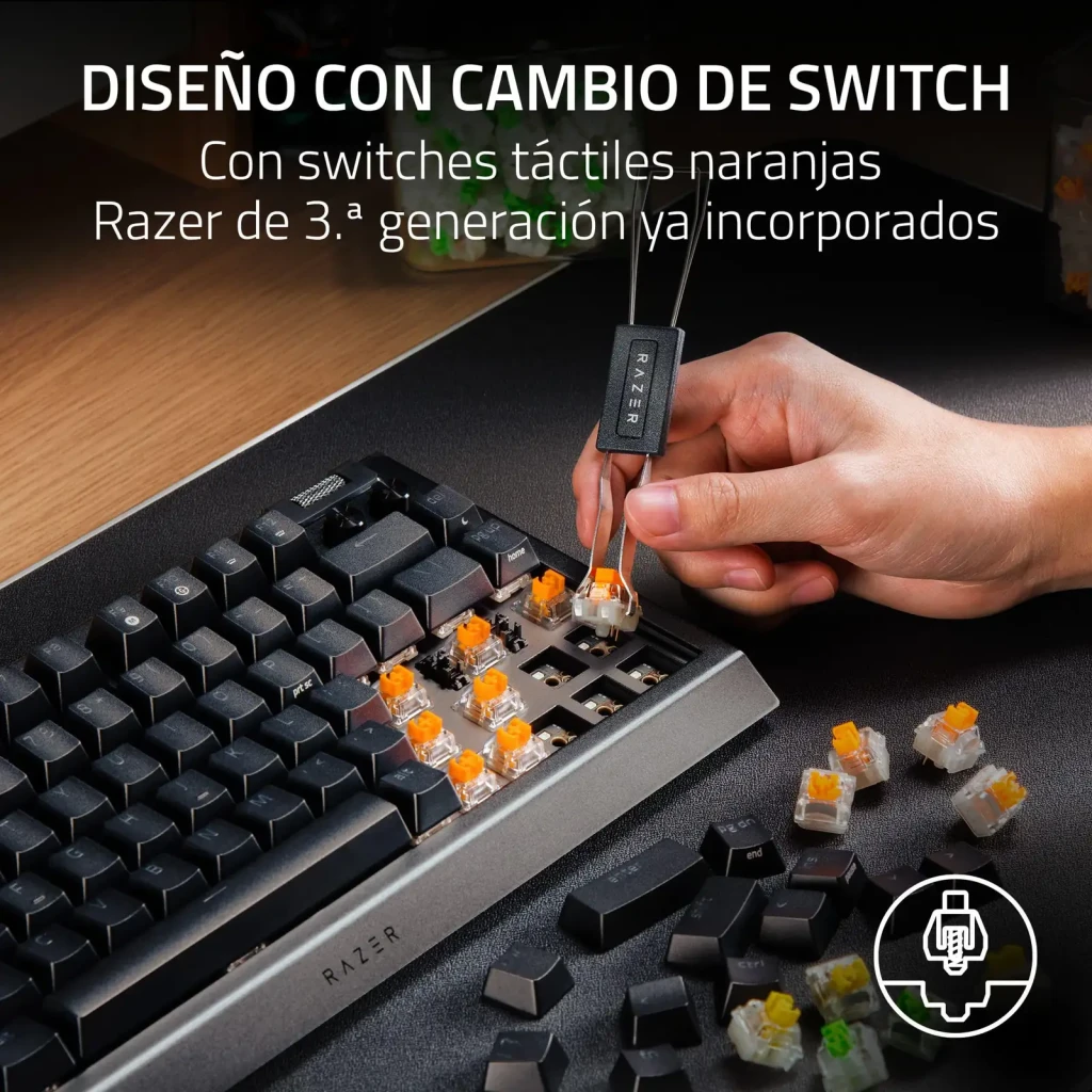 Teclado Gaming Razer BlackWidow V4 75% Mecánico Hot-Swap RGB Negro, detalle hot-swap: mano extrayendo switch naranja