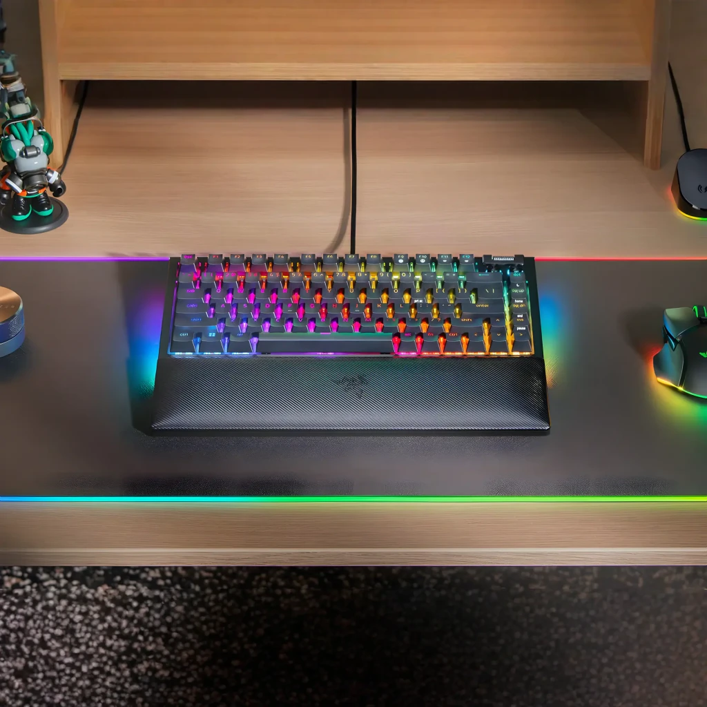 Teclado Gaming Razer BlackWidow V4 75% Mecánico Hot-Swap RGB Negro, en uso: vista cenital sobre escritorio gaming