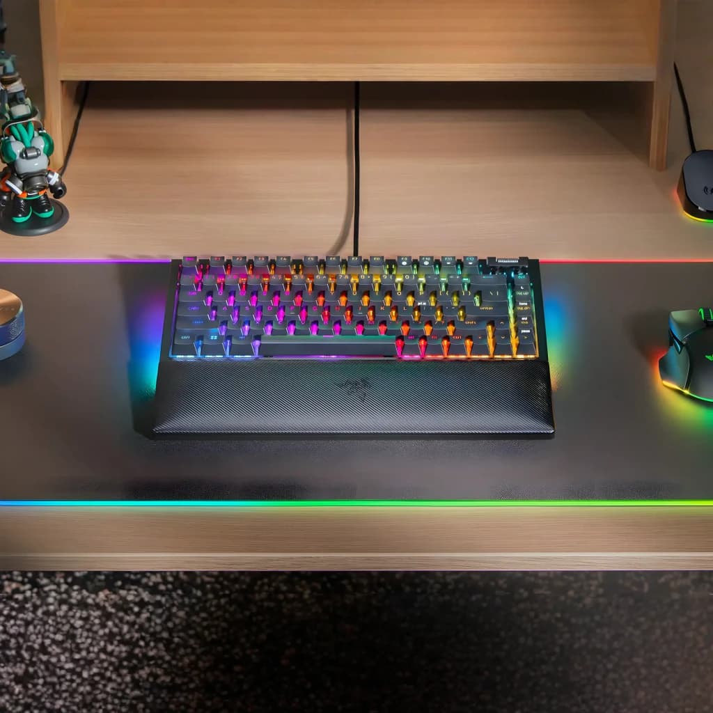 Teclado Gaming Razer BlackWidow V4 75% Mecánico Hot-Swap RGB Negro, en uso: vista cenital sobre escritorio gaming