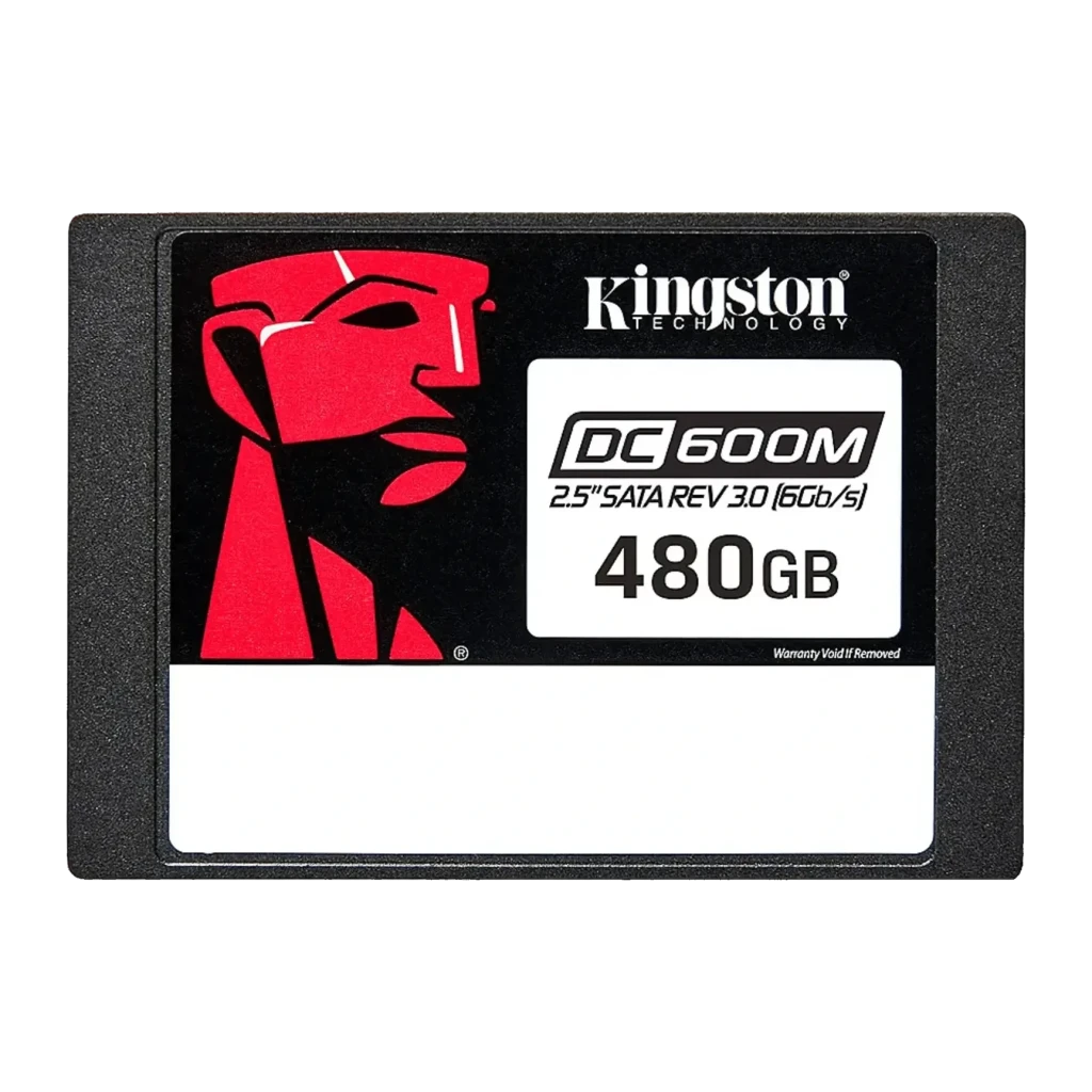 SSD Kingston DC600M 480GB Enterprise 2,5 polegadas SATA Preto, detalhe: etiqueta frontal com logo Kingston, modelo DC600M