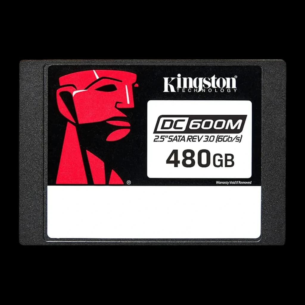 SSD Kingston DC600M 480GB Enterprise 2,5 polegadas SATA Preto, detalhe: etiqueta frontal com logo Kingston, modelo DC600M