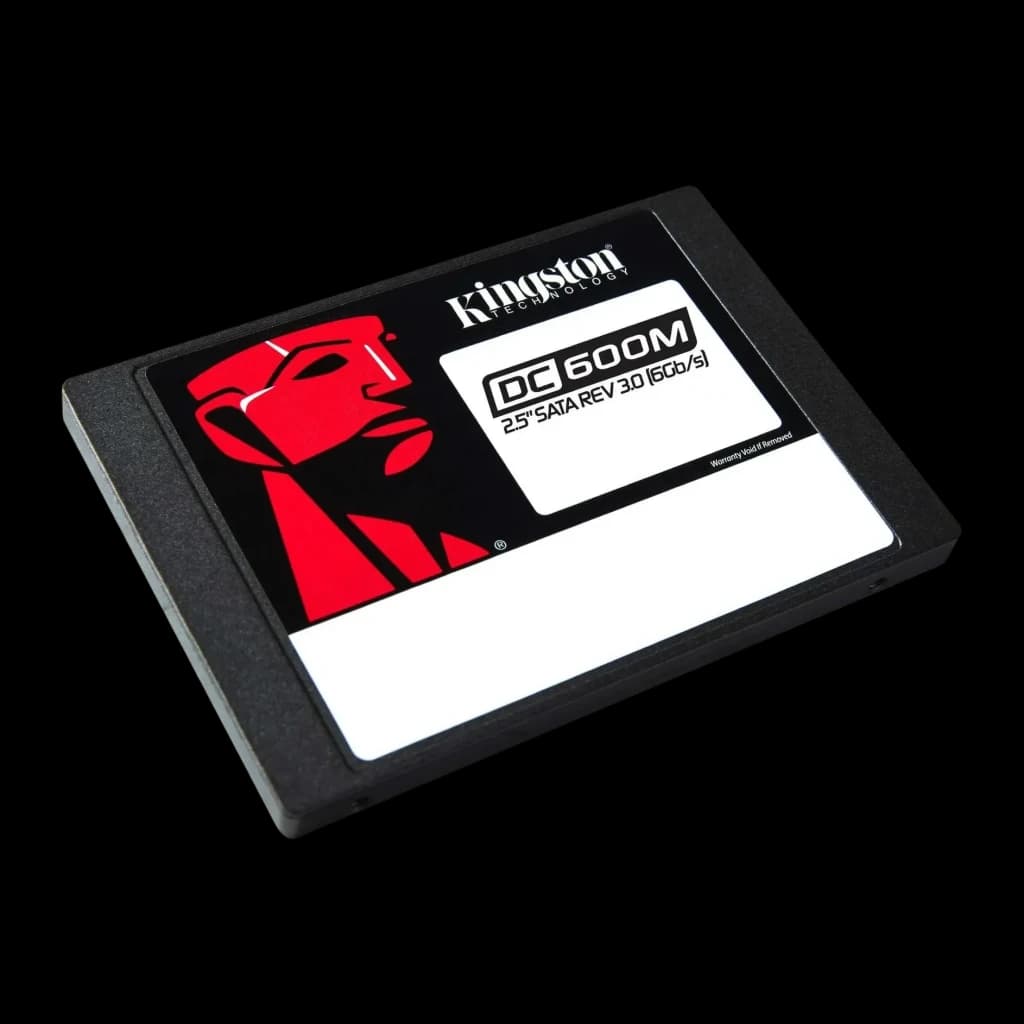SSD Kingston DC600M 480GB Enterprise 2,5 polegadas SATA Preto, detalhe: etiqueta superior com logo Kingston, modelo DC600M