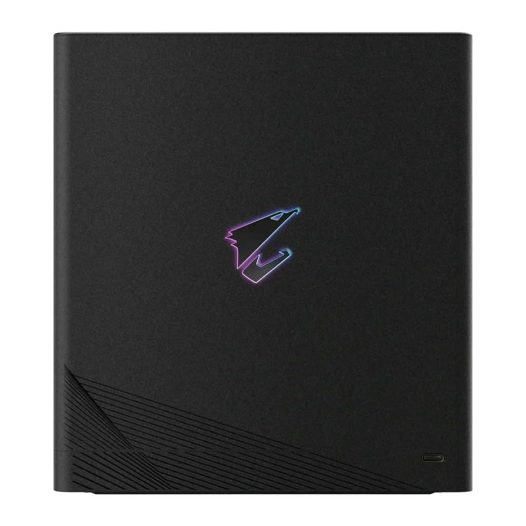 Gigabyte AORUS GeForce RTX 5090 AI BOX 32Go GDDR7 Noir, vue avant: logo AORUS rétroéclairé RGB sur boîtier noir mat