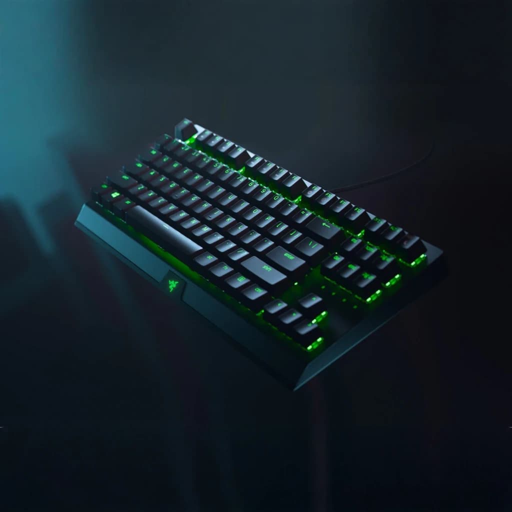 Teclado Gaming Razer BlackWidow V3 TKL Yellow Switch Chroma RGB QWERTY Español, en uso: vista diagonal con retroiluminación