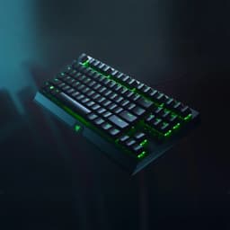 Teclado Gaming Razer BlackWidow V3 TKL Yellow Switch Chroma RGB QWERTY Español, en uso: vista diagonal con retroiluminación