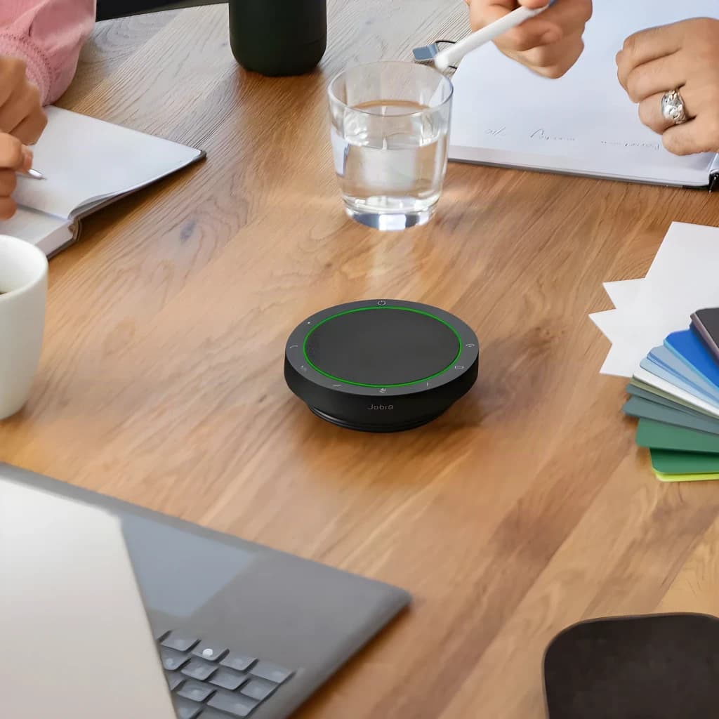 Conférencier Jabra Speak2 55 UC IP64 12h Bluetooth 5.1 USB-C, en cours d'utilisation: sur table de réunion avec anneau LED
