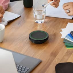 Conférencier Jabra Speak2 55 UC IP64 12h Bluetooth 5.1 USB-C, en cours d'utilisation: sur table de réunion avec anneau LED