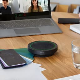 Conférencier Jabra Speak2 55 UC IP64 12h Bluetooth 5.1 USB-C, en cours d'utilisation: sur bureau avec laptop