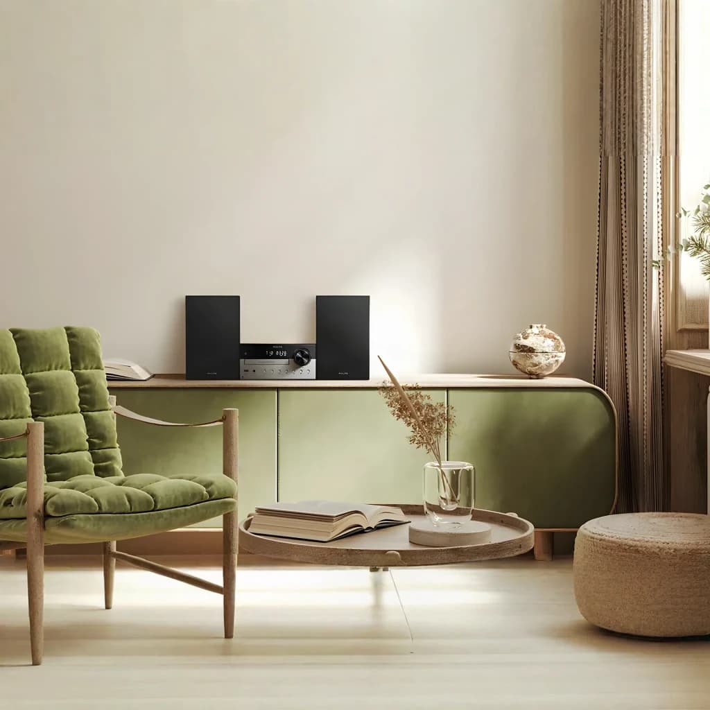Microssistema Philips TAM4205M2 80W Bluetooth 5.4, em uso: unidade central e colunas sobre móvel verde em sala de estilo