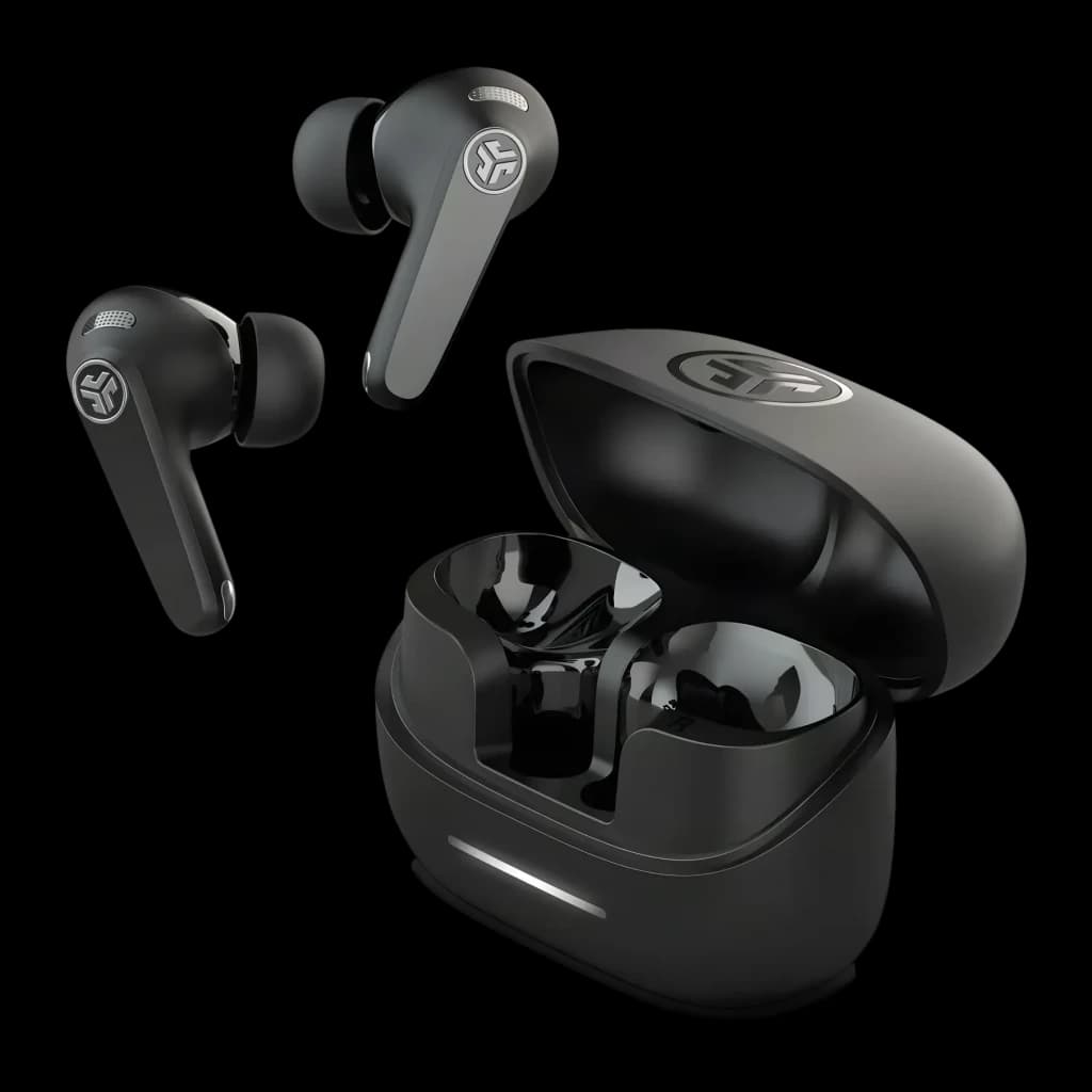 Auriculares JLab Audio JBuds Pods ANC Cancelación de Ruido TWS negros, vista conjunto: estuche abierto con ambos auriculares