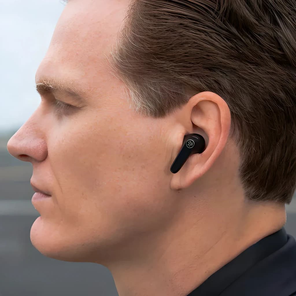 Auriculares JLab Audio JBuds Pods ANC Cancelación de Ruido TWS, uso: earbud negro en oído derecho de hombre, perfil lateral
