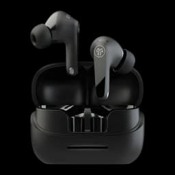 Auriculares JLab Audio JBuds Pods ANC Cancelación de Ruido TWS negros, vista frontal: earbuds en estuche abierto con logo