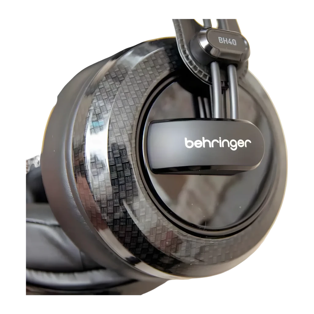 Casque Behringer BH40 Arceau Filaire Driver 40mm, détail: coque texture carbone, logo Behringer et étiquette BH40