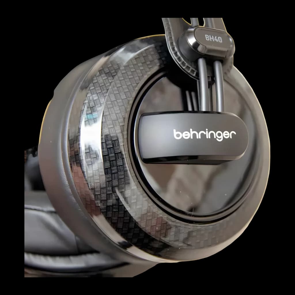 Casque Behringer BH40 Arceau Filaire Driver 40mm, détail: coque texture carbone, logo Behringer et étiquette BH40
