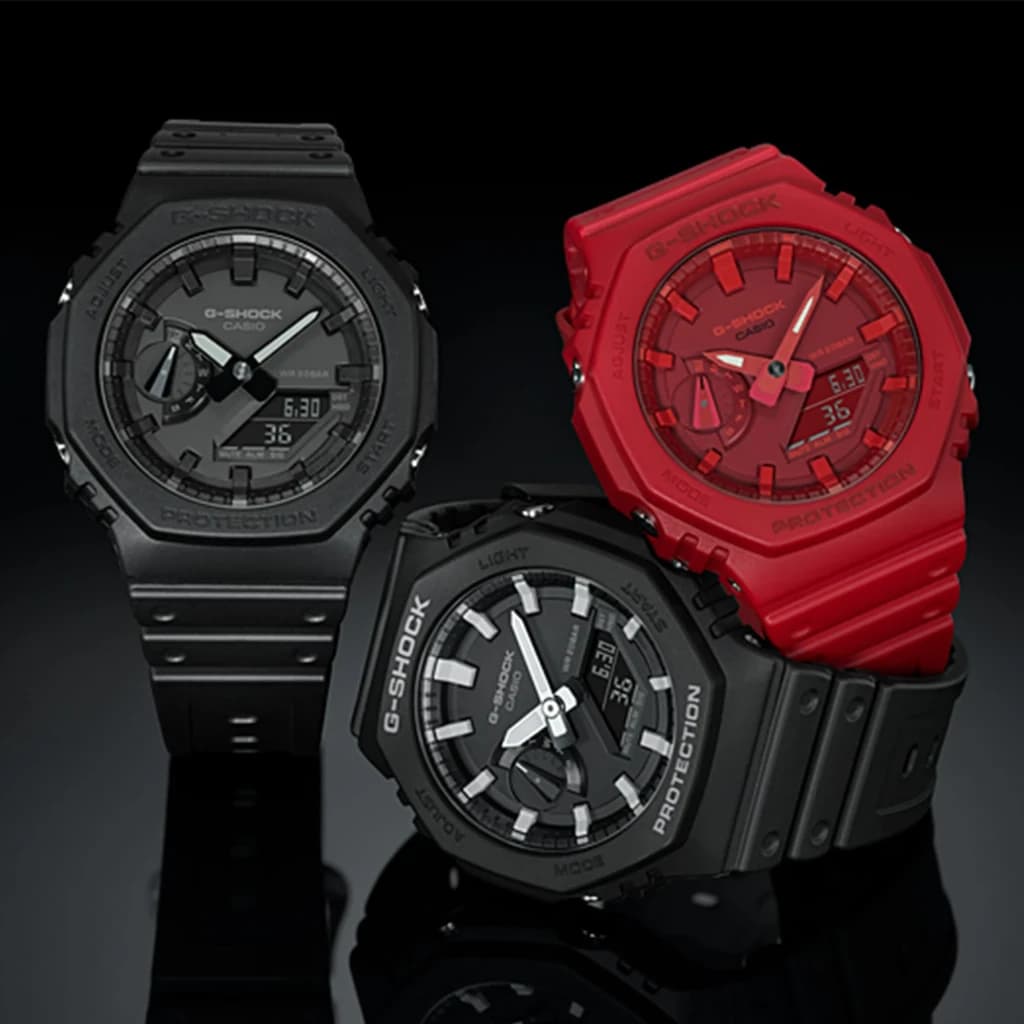 Casio G-Shock GA-2100-1AER Noir Chronomètre, Heure Mondiale 29 fuseaux 20ATM, trio coloris: noir mat et rouge aux côtés