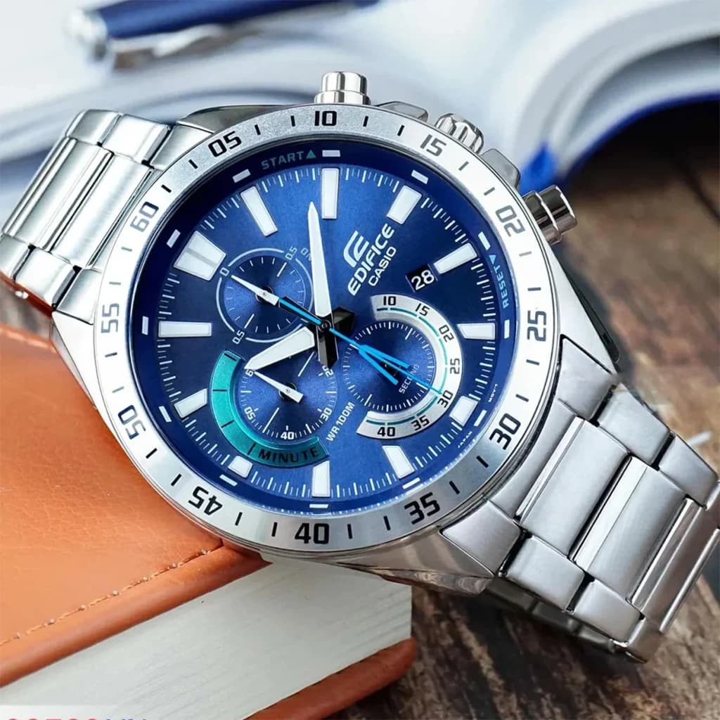 Casio Edifice EFV-620D-2AV Argent Bleu Chronographe Analogique Batterie 3 Ans 10ATM, en utilisation: cadran bleu