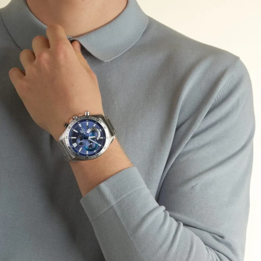 Casio Edifice EFV-620D-2AV Argent Bleu Chronographe Analogique Batterie 3 Ans 10ATM, porté: cadran bleu et bracelet argenté