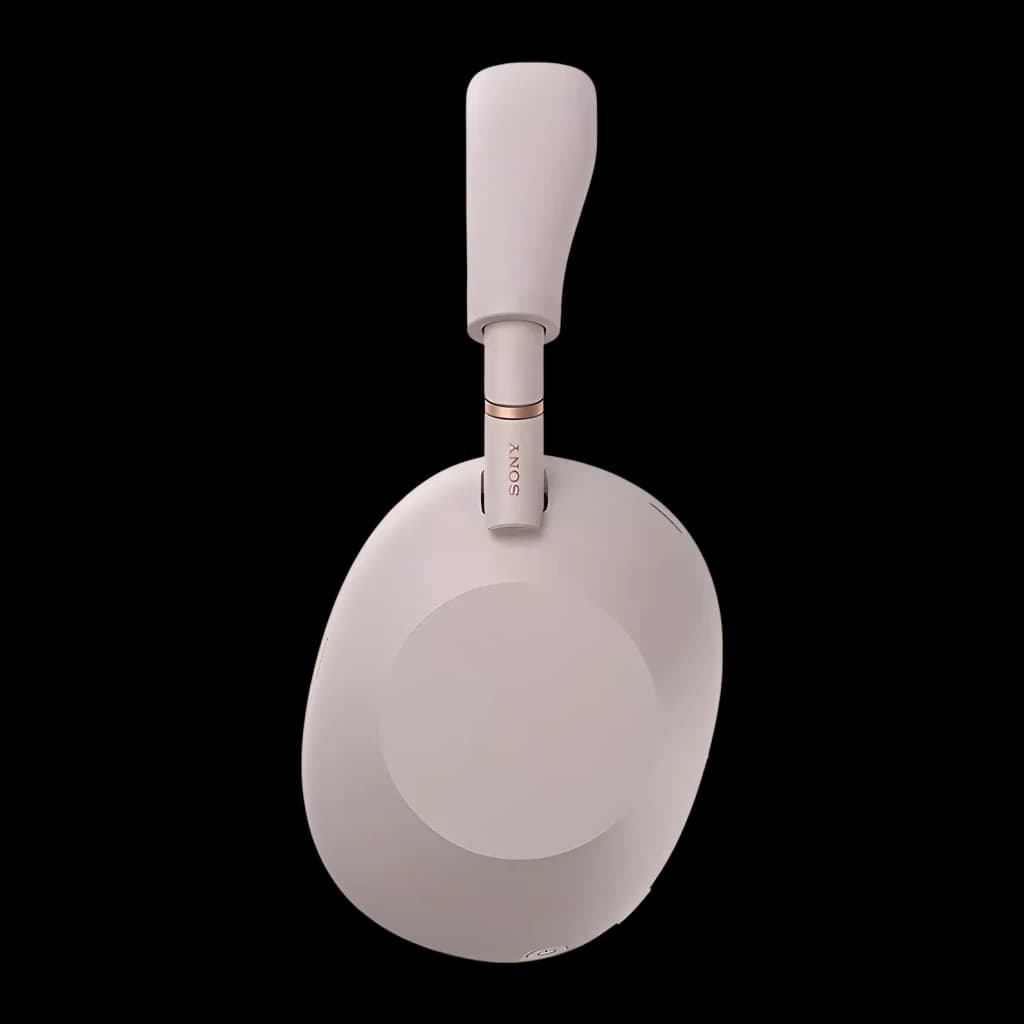 Auscultadores Sony WH-1000XM6 Cancelamento de Ruído Adaptativo Banda, vista lateral: cápsula direita em creme com logótipo