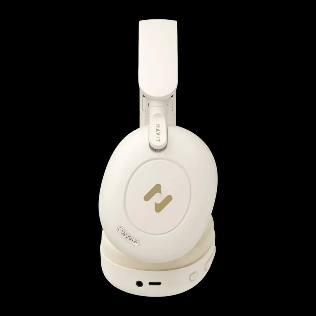 Auriculares Havit H655BT Pro Cancelación de Ruido Diadema Bluetooth 5.3 80h, detalle lateral: logo dorado, puerto USB-C