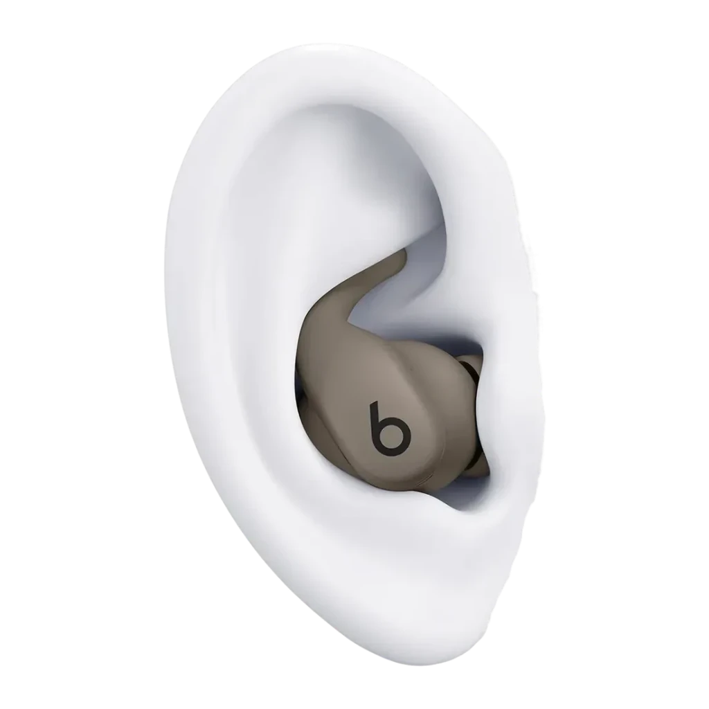 Écouteurs Beats Powerbeats Fit Réduction de Bruit In-Ear Bluetooth, détail: écouteur taupe en oreille montrant l'ajustement