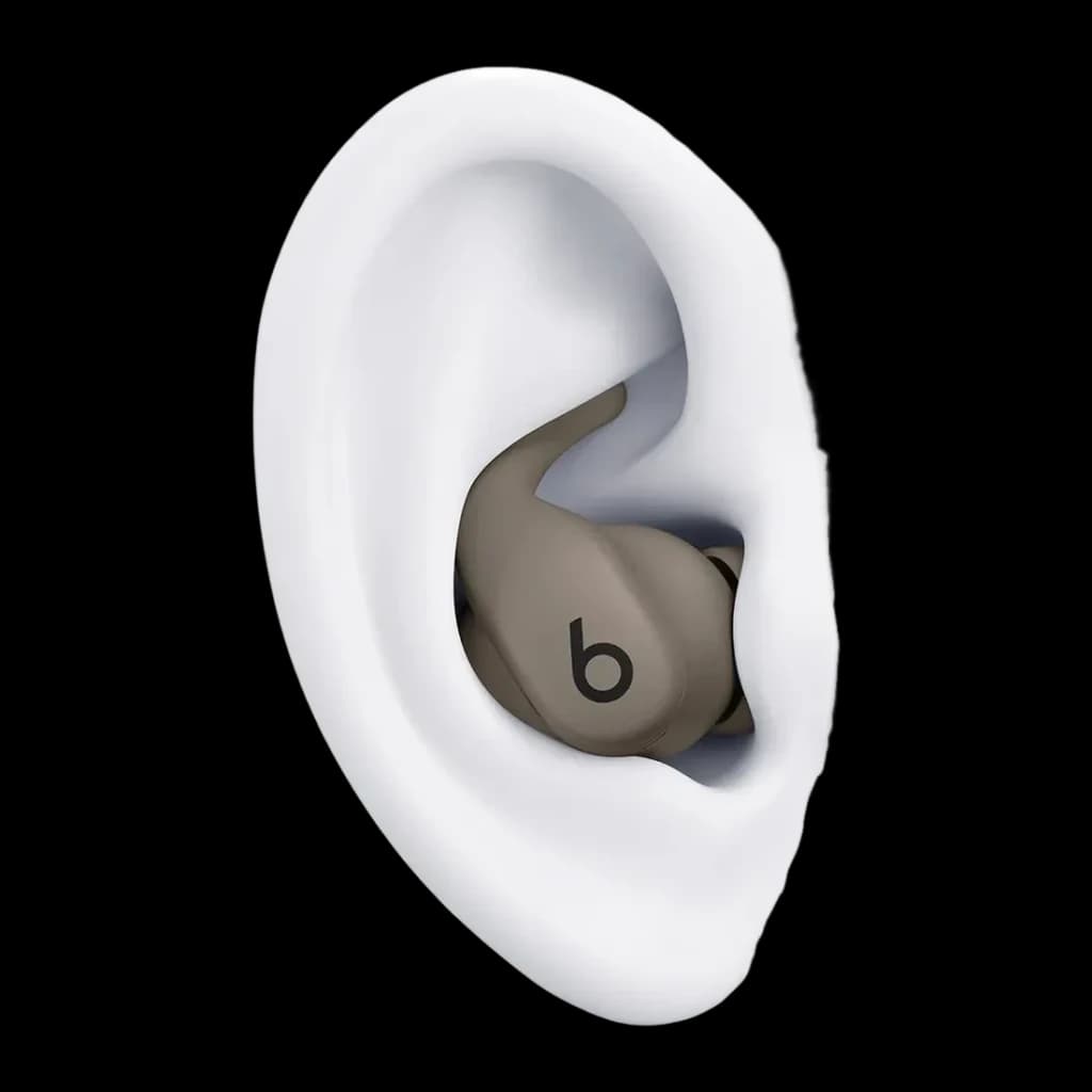 Écouteurs Beats Powerbeats Fit Réduction de Bruit In-Ear Bluetooth, détail: écouteur taupe en oreille montrant l'ajustement