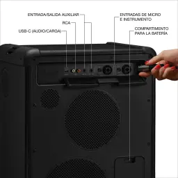 Coluna Portátil Marshall PARTY S.BROMLEY450 IP55 40h Bluetooth 5.3 Auracast preta, em uso: painel traseiro com USB-C, RCA