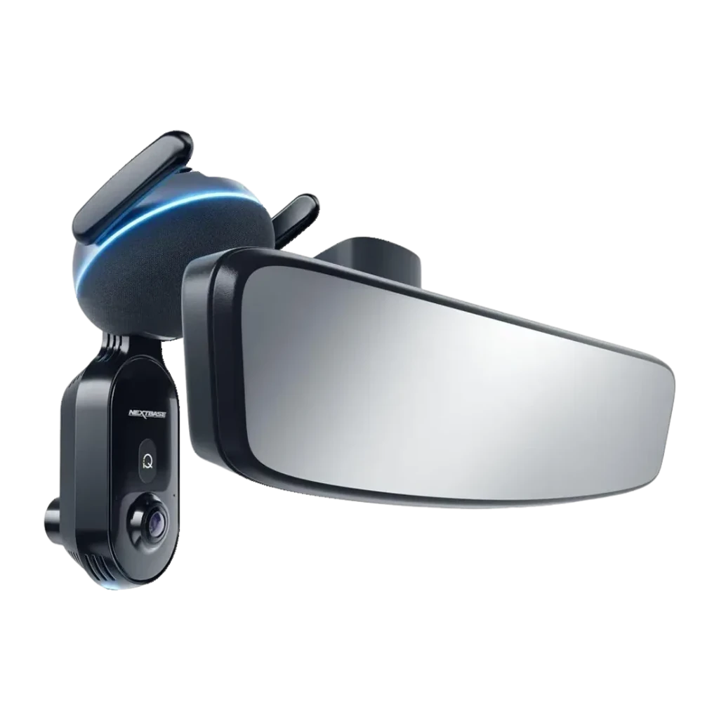 Dashcam Nextbase iQ 1K Noir 2CH 1080p GPS, en utilisation: fixée au rétroviseur intérieur avec lumière bleue sur ventouse