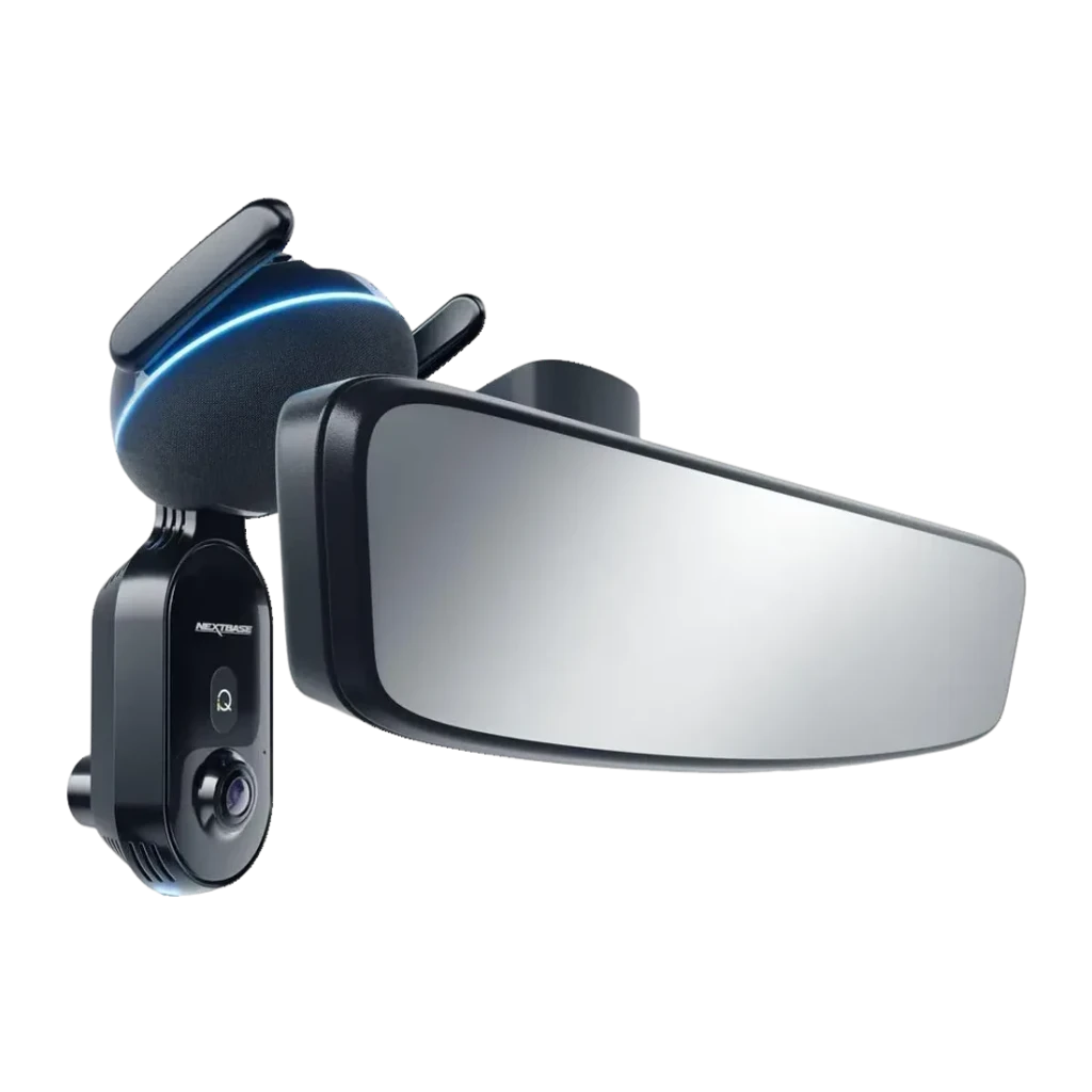 Dashcam Nextbase iQ 2K Noir 2CH 1440p GPS, en utilisation: fixée au rétroviseur intérieur avec anneau LED bleu et objectif