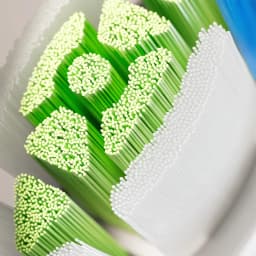 Tête de Brosse à Dents Philips Sonicare Optimal White Pack 6 HX6066/87, détail macro: soies vertes et blanches aux pointes