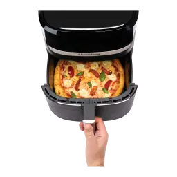 Freidora de Aire Russell Hobbs SatisFry 8,3L 1800W 9 Programas Negro, cesta abierta: mano extrayendo cesta con pizza