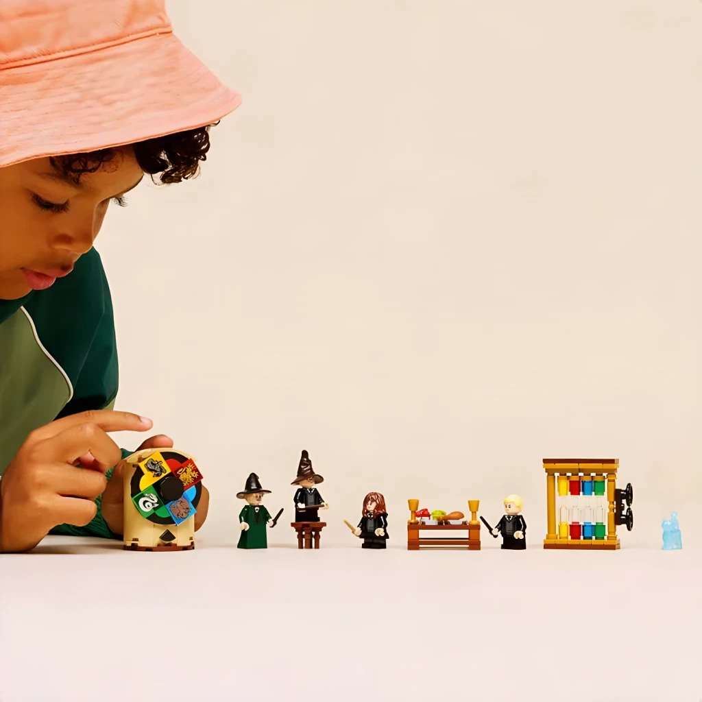 LEGO Harry Potter Ceremonia del Sombrero Seleccionador 76460 124 piezas 7+ años, lifestyle: niño observando minifiguras
