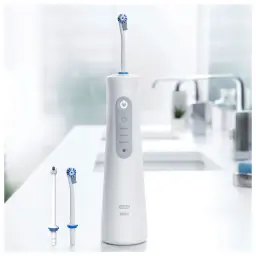 Irrigateur Oral Oral-B AquaCare 6 Pro-Expert Oxyjet Sans Fil Blanc, en utilisation: appareil sur plan de salle de bain