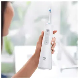 Irrigateur Oral Oral-B AquaCare 6 Pro-Expert Oxyjet Sans Fil Blanc, en utilisation: main tenant l'appareil avec bouton