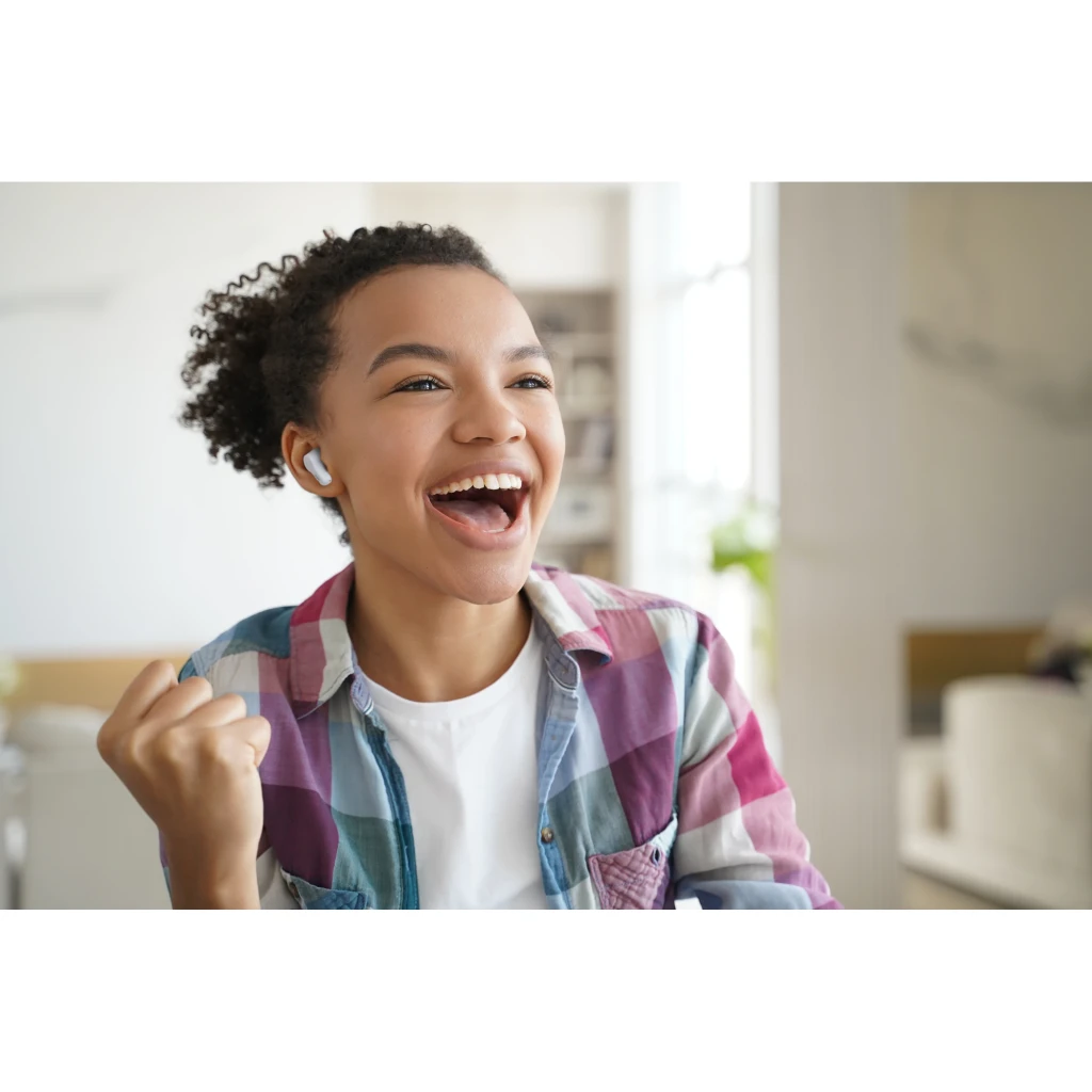 Écouteurs JVC HA-A7T2 Gumy True Wireless TWS Bluetooth 5.0 IPX4 Blanc, usage: jeune femme souriante avec écouteur