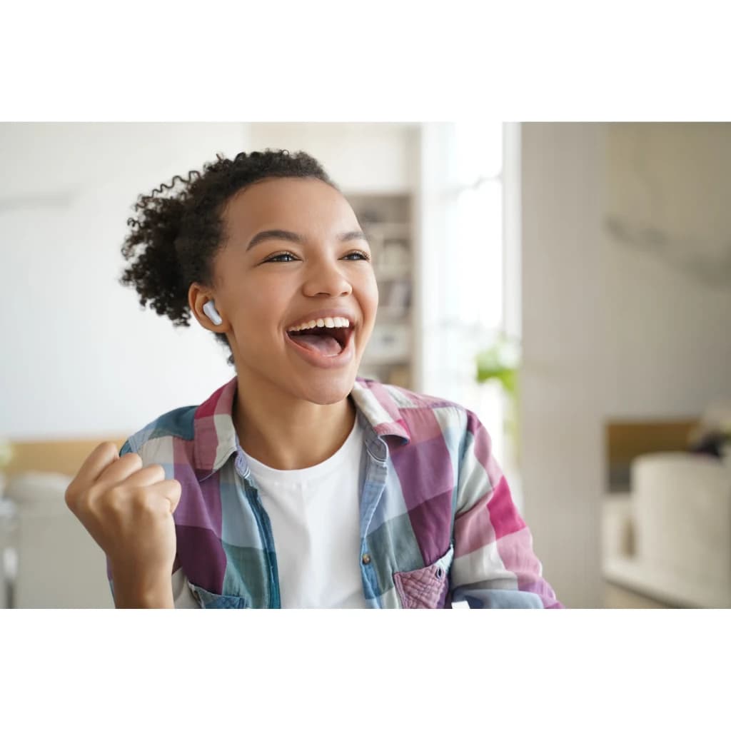 Écouteurs JVC HA-A7T2 Gumy True Wireless TWS Bluetooth 5.0 IPX4 Blanc, usage: jeune femme souriante avec écouteur