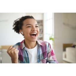 Écouteurs JVC HA-A7T2 Gumy True Wireless TWS Bluetooth 5.0 IPX4 Blanc, usage: jeune femme souriante avec écouteur