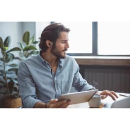 Écouteurs JVC HA-FR17UC In-Ear USB-C IPX2 Noir, usage: homme portant les écouteurs travaillant avec une tablette au bureau