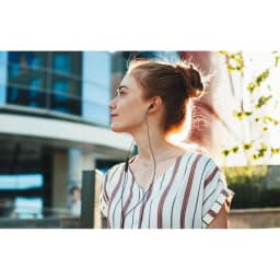 Écouteurs JVC HA-FR17UC In-Ear USB-C IPX2 Noir, lifestyle: femme portant les écouteurs noir en extérieur urbain
