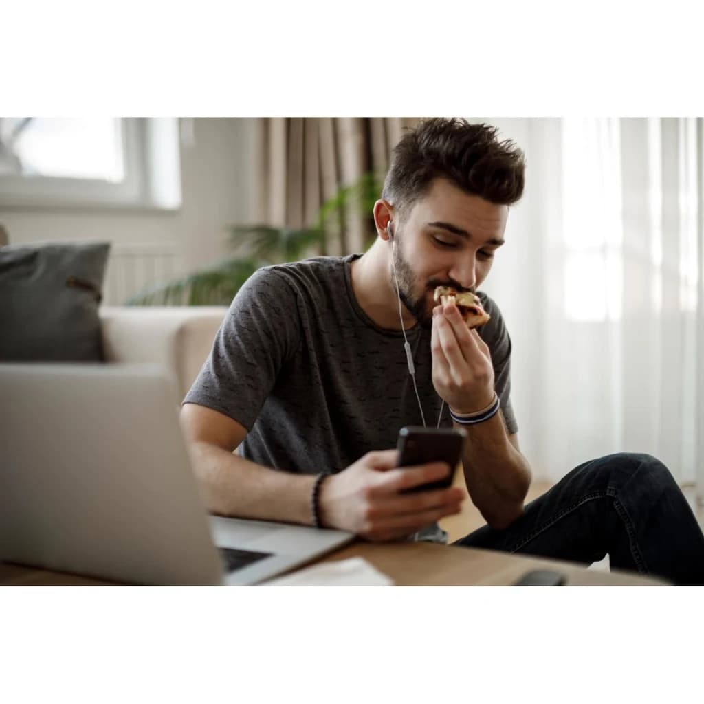 Écouteurs JVC HA-FR17UC Intra-auriculaires USB-C IPX2 Blanc, lifestyle: homme avec écouteurs consultant son téléphone chez