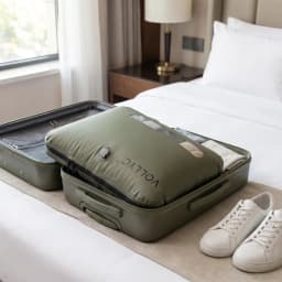 Sac de compression Flextail EZYPACK 25L Vert Nylon 70D TPU imperméable 35×50×11 cm, en utilisation: dans valise ouverte
