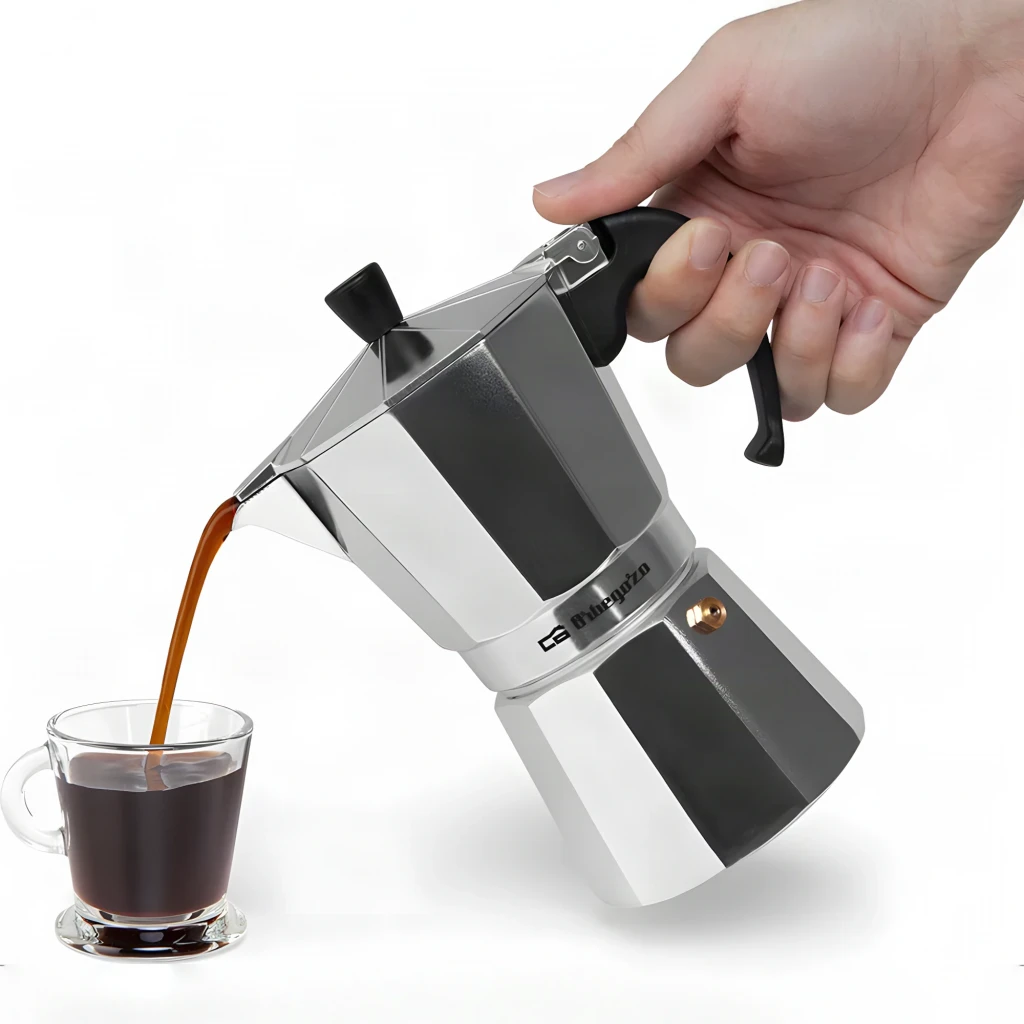 Cafetera italiana Orbegozo KF 600 Gas, Eléctrica, Vitrocerámica 6 tazas Plata, en uso: mano sirviendo café en taza de cristal
