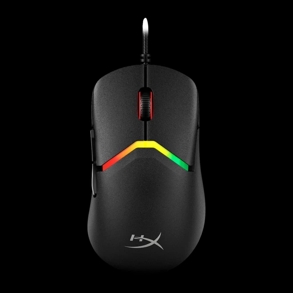 Souris Gaming HyperX Pulsefire Saga 3200 DPI RGB Noir, vue lifestyle: sur bureau avec moniteur OMEN affichant Valorant