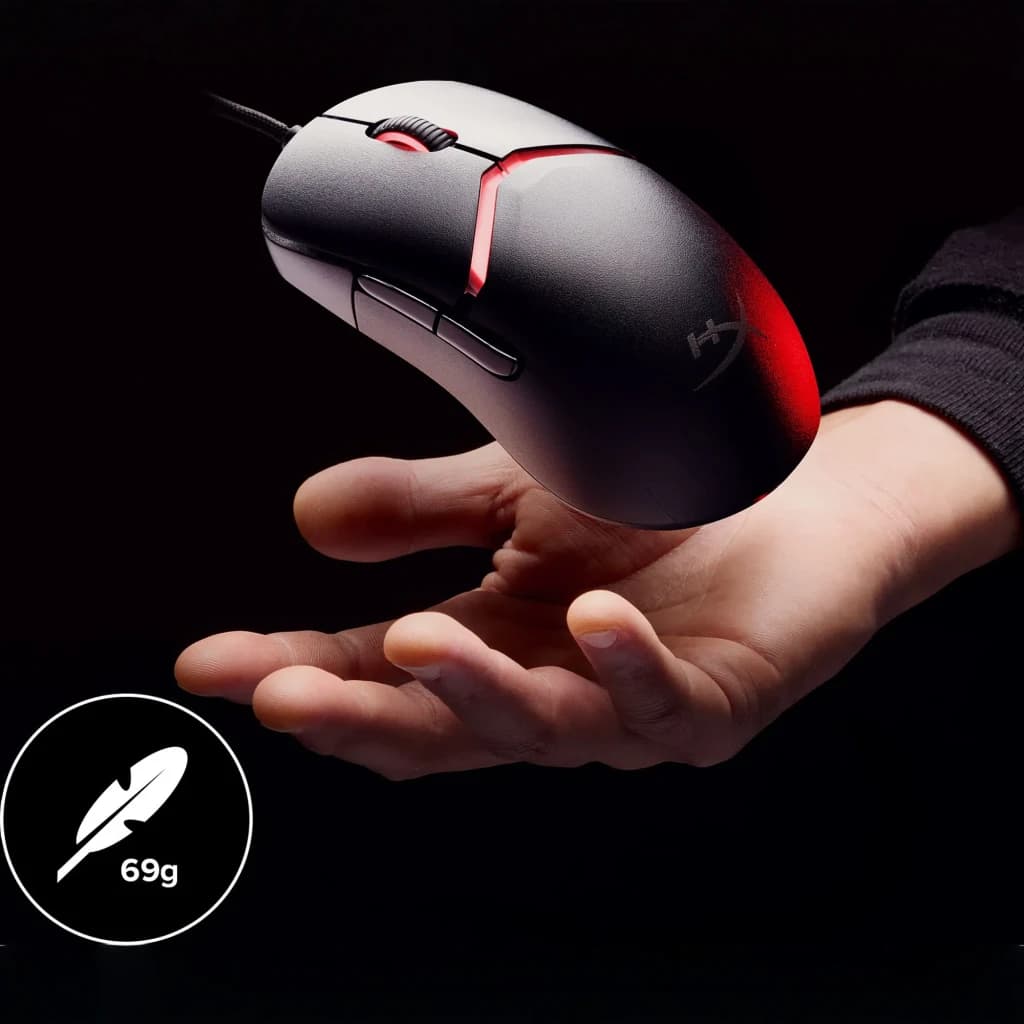 Souris Gaming HyperX Pulsefire Saga 3200 DPI RGB Noir, en utilisation: main tenant la souris avec éclairage RGB rouge