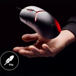 Souris Gaming HyperX Pulsefire Saga 3200 DPI RGB Noir, en utilisation: main tenant la souris avec éclairage RGB rouge