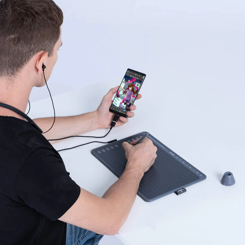 Tableta gráfica Huion HS611 Gris 5080 LPI 8192 niveles, en uso: persona dibujando con lápiz conectada a smartphone