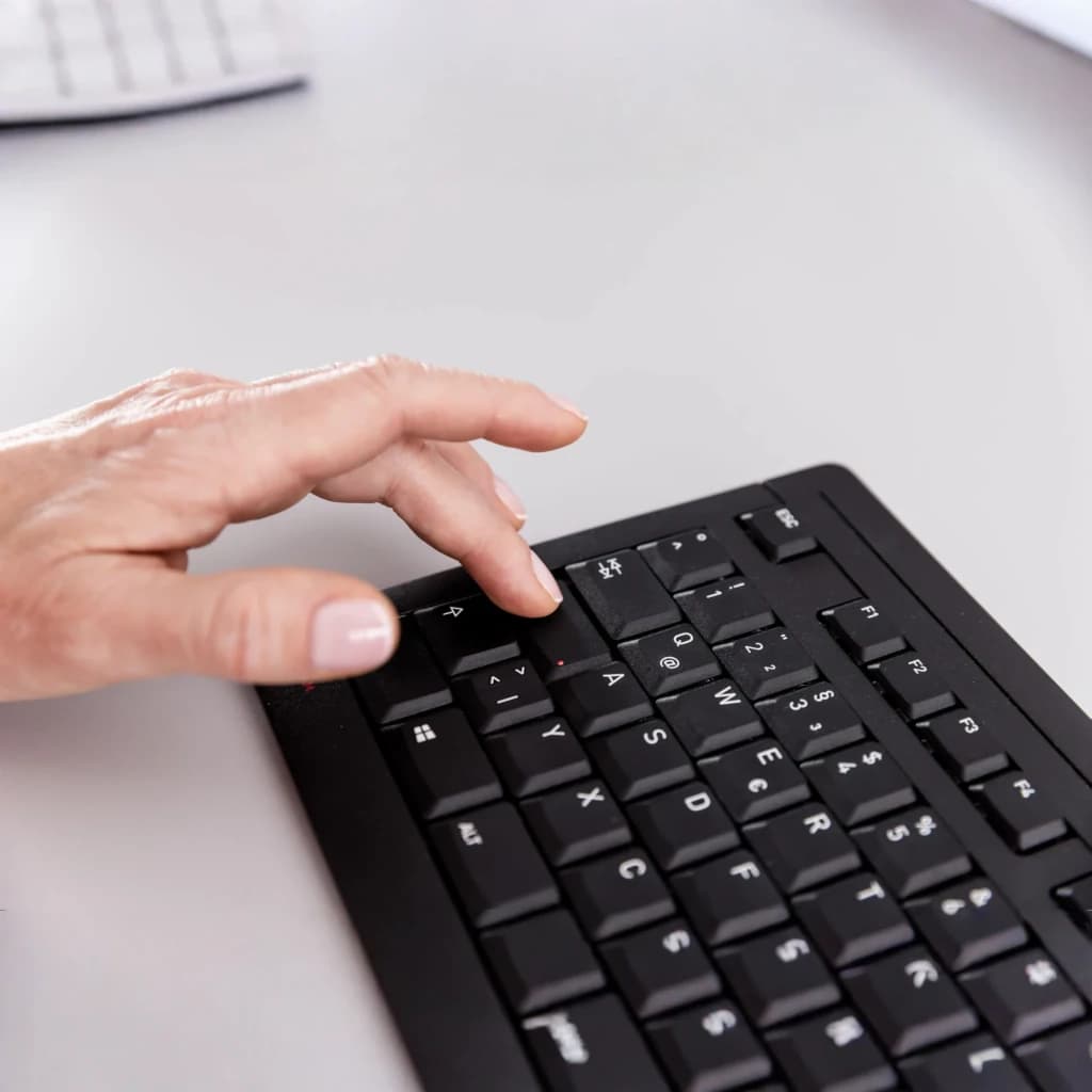 Clavier Cherry Stream Noir USB avec câble 1,8 m QWERTY Espagnol JK-8500ES-2, en cours d'utilisation: main tapant