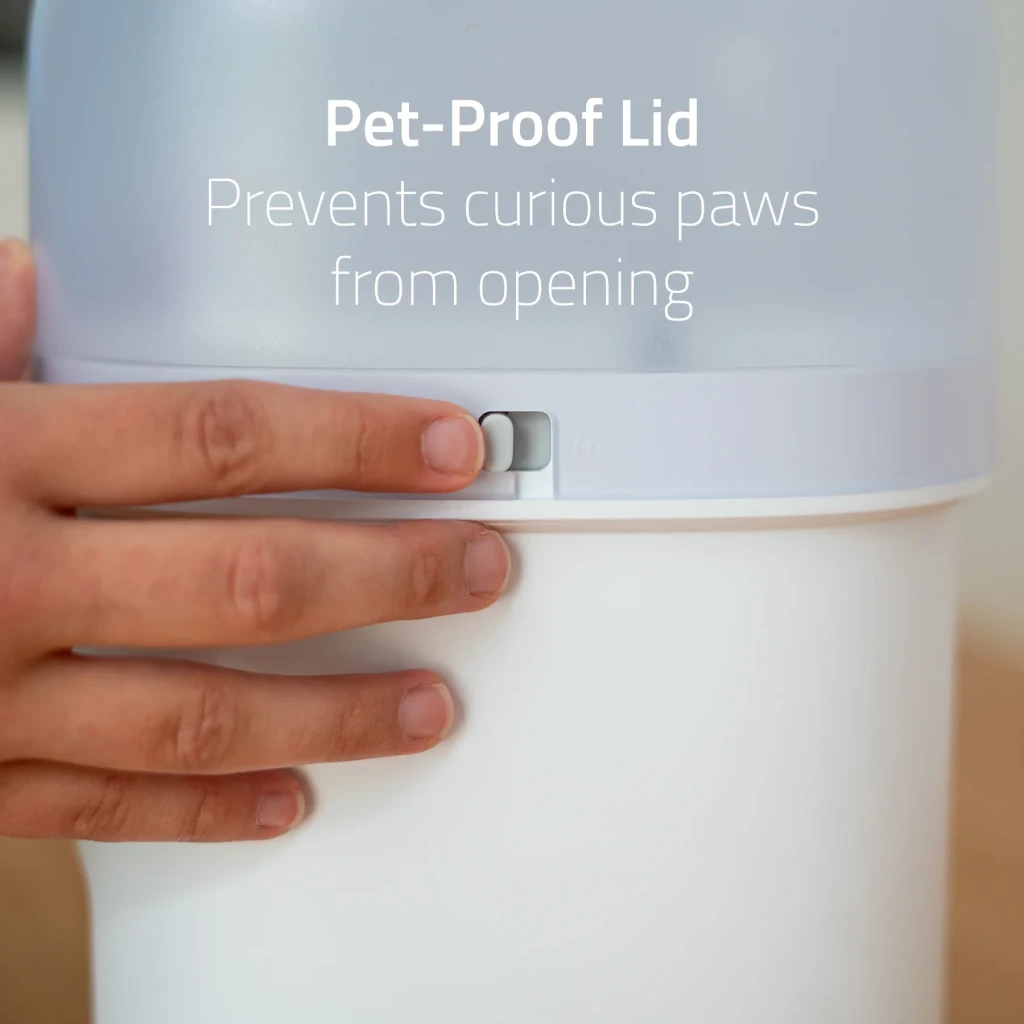 Comedouro Automático Hombli Smart Pet Feeder Branco Câmara Full HD 1080p, detalhe: mão a acionar o fecho de segurança