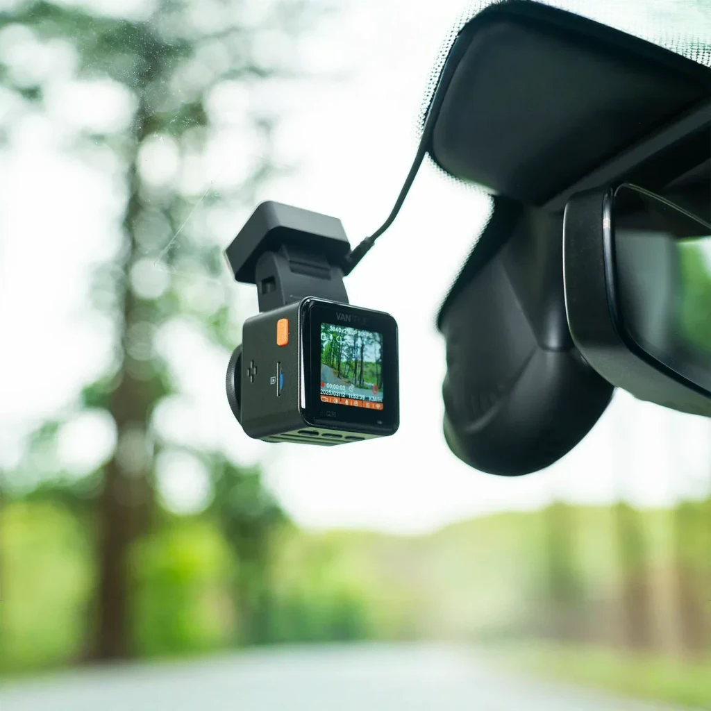 Dashcam Vantrue E1 Pro 1 Canal 4K HDR GPS en utilisation: fixée au pare-brise près du rétroviseur, écran allumé