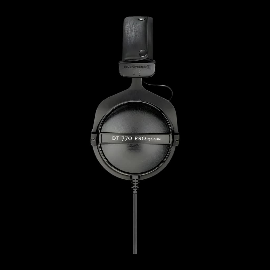 Casque Beyerdynamic DT 770 Pro 250 Ω Arceau Circumaural Câble Jack 3,5 mm Noir, détail latéral: coque avec étiquette DT 770