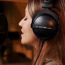 Casque Beyerdynamic DT 770 Pro 250 Ω Arceau Circumaural Câble Jack 3,5 mm Noir, en utilisation: femme de profil en studio